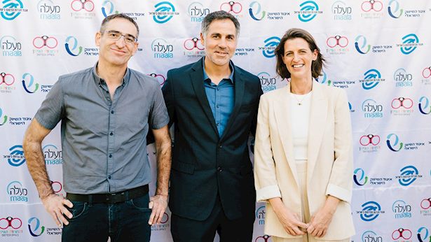 ענת בוגנר מנכ"לית דלתא (מימין), אופיר גוטמן מנכ"ל פרוקטר אנד גמבל, דני מישל מנכ"ל ארומה ישראל צילום: נתנאל טוביאס